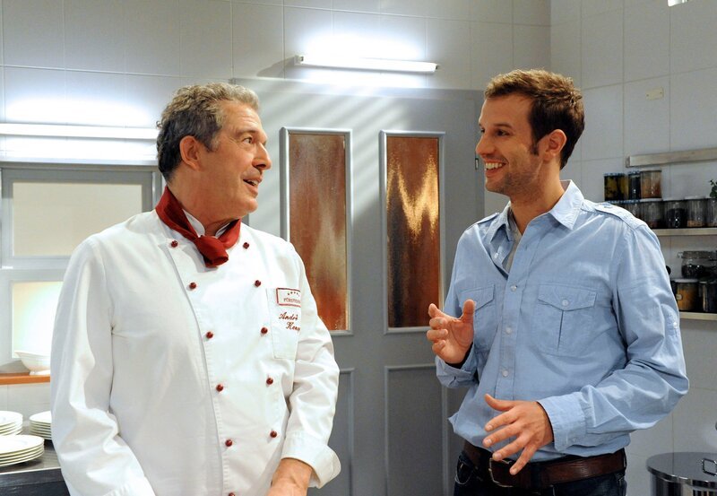 Nils (Florian Stadler, r.) gesteht André (Joachim Lätsch, l.), dass er nicht weiß, für welche Zukunft er sich entscheiden soll. – Bild: ARD/​Ann Paur