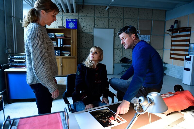 Angelika Flierl (Bernadette Heerwagen, l.) und Harald Neuhauser (Marcus Mittermeier, r.) verhören die Kellnerin des Nachtclubs, Nike (Sinja Dieks, M.), erneut im Kellerbüro. Sie glauben ihrer Version nicht. – Bild: ZDF und Jürgen Olczyk