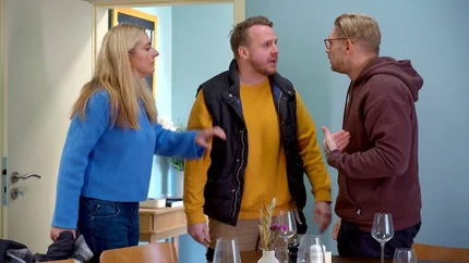 Zwischen Tommy, Nora und Bruno bricht ein Streit aus, dem Tommy am liebsten erst einmal entkommen würde. Während er und Nora eine romantische Auszeit vom Chaos genießen, wird Bruno klar, dass er nun am Zug ist, sich zu entschuldigen. – Bild: RTLZWEI /​ Filmpool