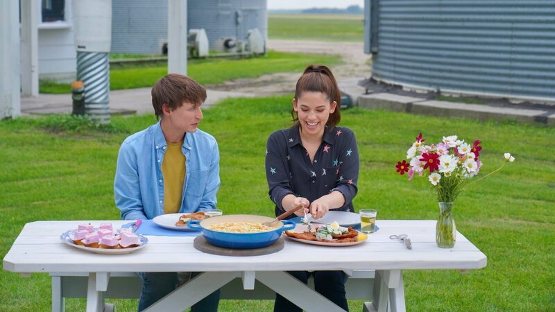 Candid shot of Molly and Nick setting up for their 2nd Honeymoon date, as seen on Girl Meets Farm, season 9. – Bild: Discovery, Inc.