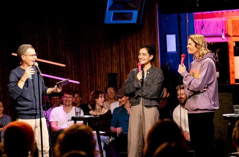 „falsch, aber anders lustig“ – Special in der ARD Mediathek. Mit Moritz Neumeier, Ana Lucia und Hazel Brugger (v.l.n.r.). – Bild: rbb/​Daniel Dittus /​ rbb Presse & Information