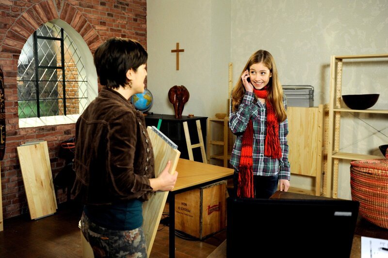 Lotte (Anna Willecke, r.) ist völlig überrumpelt als sie erfährt, dass sie schon nächste Woche auf dem dänischen Internat anfangen könnte (mit Alexandra Horn, l.). – Bild: ARD/​Nicole Manthey