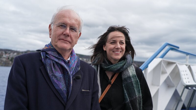 Schauspieler und Entertainer Harald Schmidt und Kulturplatzhost Nina Mavis Brunner auf dem Ausflugsschiff; Kulturplatz Ein Tag mit Aktivrentner Harald Schmidt – Bild: SRF