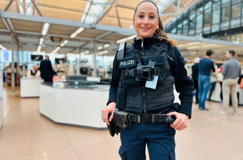 Lynn Buchholz (31 J.), seit 4,5 Jahren Gruppenleiterin der Bundespolizei am Hamburg Airport. – Bild: NDR/​Adam Film