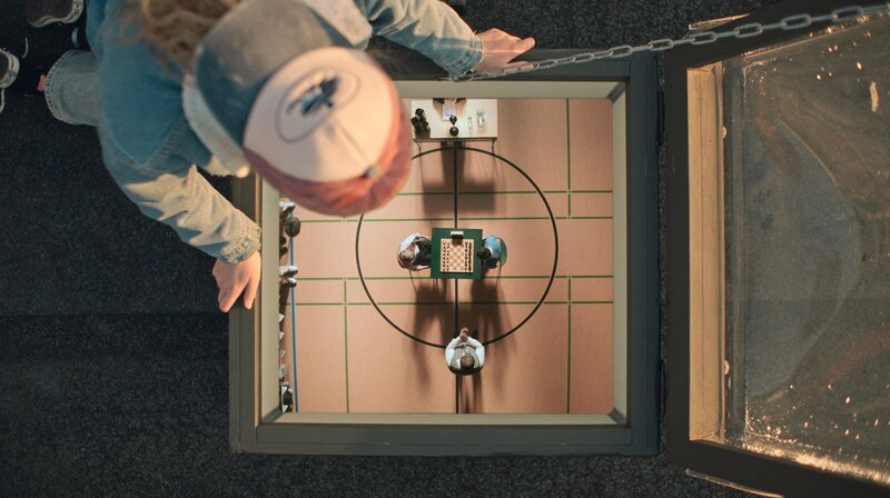 Auf dem Turnhallendach hat Malin (Ida Carlo) einen ganz besonderen Überblick. – Bild: NDR/​Letterbox