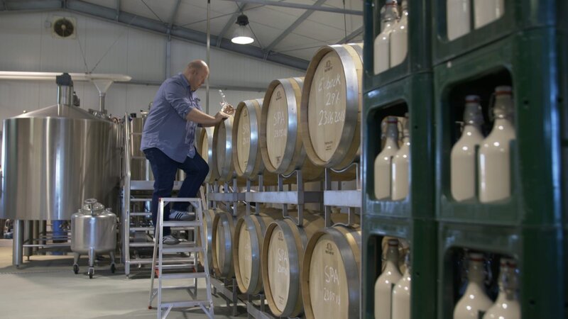 Braumeister Georg Tscheuschner in seiner Brauerei. – Bild: BR/​south & browse GmbH