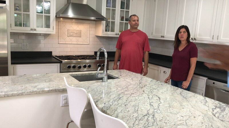 Clients Kristi and Jermey in kitchen of Island Hideaway property in Mount Desert Island, MN. As seen on HGTV’s Island Life – Bild: Discovery, Inc.