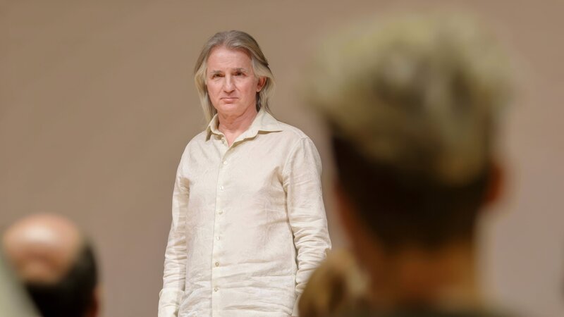 Nora Zoglauer will wissen, was es mit Bracos „gebendem Blick“ auf sich hat. – Bild: ORF/​BFILM