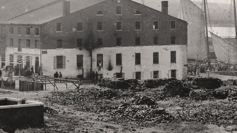 Dieses Foto zeigt das Libby-Gefängnis in Richmond, Virginia, während des amerikanischen Bürgerkriegs. – Bild: CuriosityStream