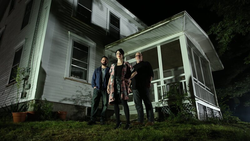 Low angle shot of Shane Pittman (left) Cindy Kaza (center) and Dave Schrader (right) in front of the investigation site in Waterford, ME as seen on Travel Channel’s The Holzer Files. – Bild: Discovery Communications, LLC.