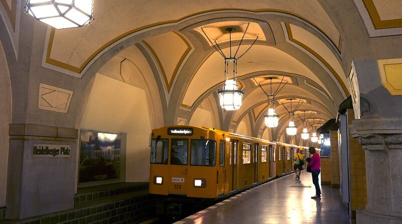 Museumsinsel, Paulsternstraße oder Heidelberger Platz. 175 U-Bahnhöfe gibt es in Berlin – doch welcher ist der schönste? Die „30 Favoriten“ besuchen spannende Berliner U-Bahnhöfe und erkunden von hier aus die Stadt. Eine Entdeckungstour mit viel Berliner U-Bahn-Geschichte und vielen Tipps für einen Ausflug. – U-Bahnhof Heidelberger Platz. – Bild: rbb