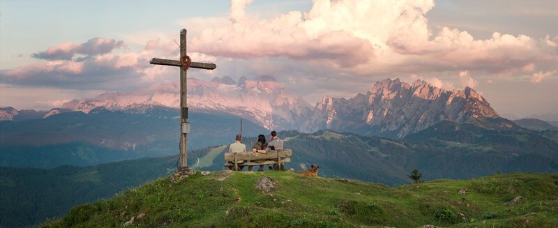 Rudi Wintersteller und Familie vor dem Dachstein. – Bild: ServusTV /​ Alpsolut /​ Johannes Mair /​ ALPSOLUT PICTURES