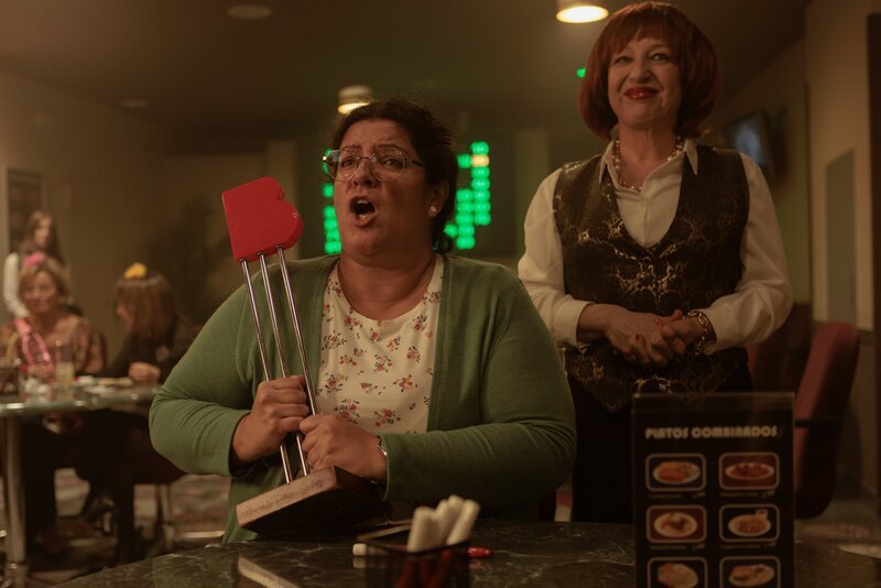 Àngels (Coria Castillo, l.) erzielt einen Bingo-Gewinn dank der tatkräftigen Unterstützung ihrer Tante Tía Montserrat (Francesca Piñón, r.). – Bild: ZDF und Daniel Escale.