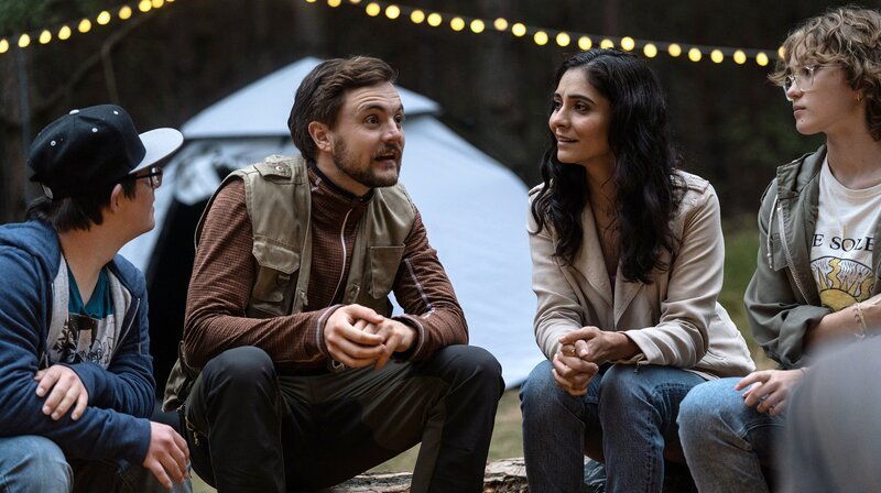 Stimpel (Phil Laude) hat ein Gemeinschaftserlebnis geschaffen und damit auch Robert (Tim Valerian Alberti), Sahra (Pegah Ferydoni) und Annika (Mathilda Smidt) beeindruckt. – Bild: SWR/​DCM Pictures/​Clara Marnette
