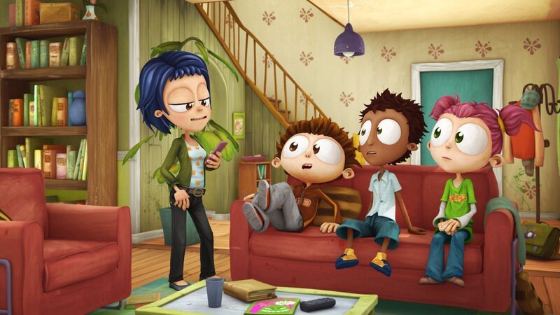 Als sich herausstellt, dass Elena (l.) früher die „Zettelkönigin der Mittelstufe“ war, muss Angelo (2.v.l.) natürlich alles daransetzen, ihren Rekord zu brechen, ohne dabei von Mr. Foot oder Becky erwischt zu werden. – Bild: Cake Entertainment