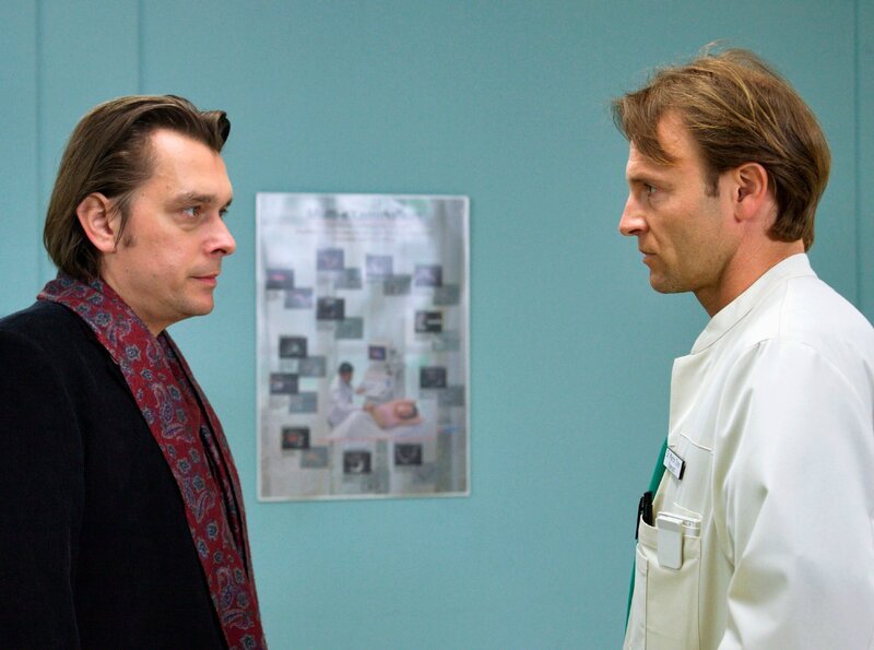 Dr. Martin Stein (Bernhard Bettermann, rechts) klärt Raphael Breitkopf (Hary Prinz) über den Zustand seiner Frau auf. Raphael, vom schlechten Gewissen getrieben, will nun doch an seiner Ehe festhalten. Doch seine Frau Anke hat inzwischen begriffen, dass alles andere als eine Scheidung eine Lüge wäre. – Bild: MDR/​Krajewsky