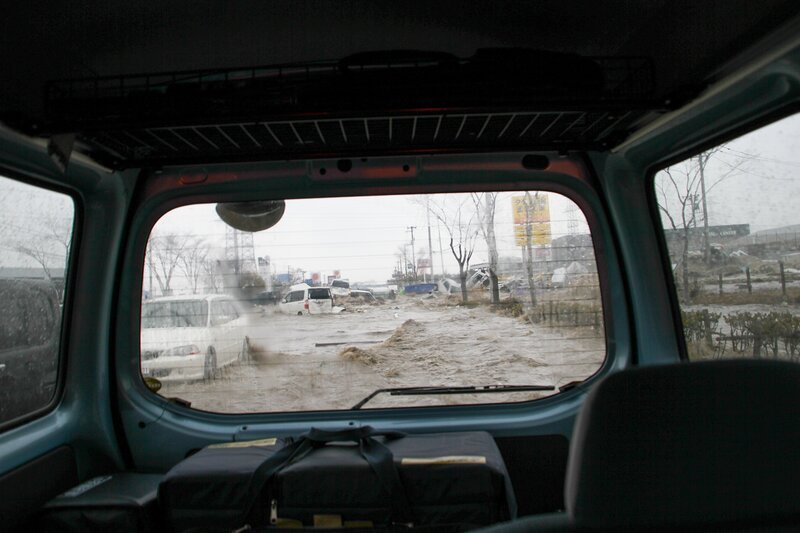 Yu Muroga sah den Tsunami durch den Rückspiegel auf sich zukommen. – Bild: BossaNova Media /​ ORF