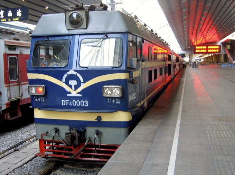 Sonderzug am Pekinger Westbahnhof auf der Fahrt in Richtung Mongolei. – Bild: SWR/​Harald Kirchner
