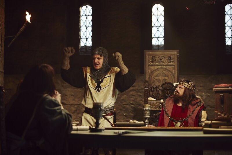 Lancelot (Holger Stockhaus) erzählt der Tafelrunde von einer weiteren Heldentat. – Bild: ZDF und Kristof Galgoczi Nemeth