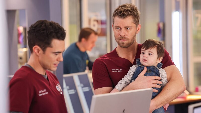 Luke Mitchell als Dr. Mitch Ripley; Chicago Med Staffel 10 Folge 21 Ungewohnte Aufgabe: Darren Barnet als Dr. John Frost, Luke Mitchell als Dr. Mitch Ripley – Bild: SRF/​NBC Universal