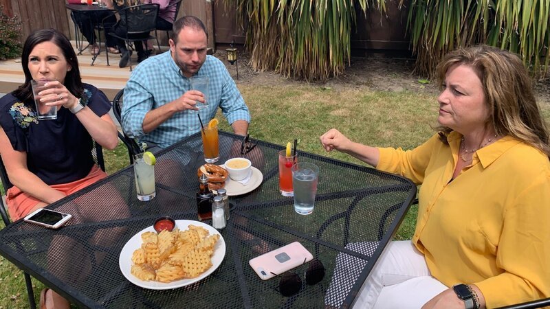 Behind-the-Scenes, clients Lori VanRoeyen and Jason VanRoeyen discussing their decision with Agent Kristine Stultz in Fidalgo Island, Washington, as seen on HGTV’s Island Life. – Bild: Discovery, Inc.