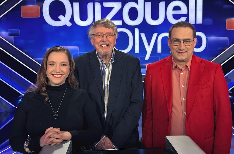 Quizduell-Olymp: Marie-Louise Finck (l.), Prof. Eckhard Freise (M.) und Manuel Hobiger (r.) – Bild: ARD/​ITV Studios