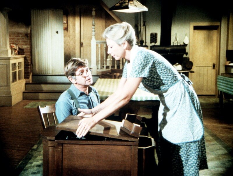 Olivia (Michael Learned, r.) lässt sich von John (Ralph Waite, l.) überreden, an dem Malwettbewerb der Frauenliga teilzunehmen. Mit durchschlagendem Erfolg. Doch wer ist der unbekannte Käufer, der gleich etliche ihrer Bilder erstanden hat? – Bild: Sat.1 Gold