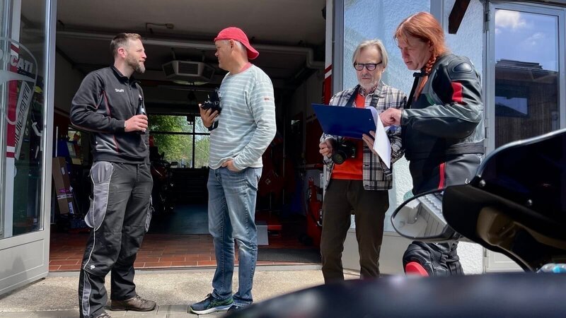 Mia (rechts) bei den Dreharbeiten der Lebenslinie im Gespräch mit Autor Armin Toerkell, daneben Frank Becht (2. von links) und Wolfi. – Bild: Hans-Florian Hopfner /​ BR/​megaherz gmbh