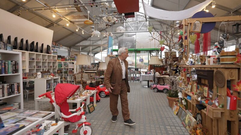 Gerhard Sautner besucht einen Flohmarkt. – Bild: 3sat
