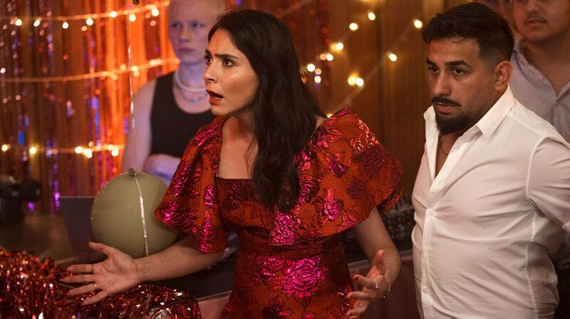 Sahra (Pegah Ferydoni) hatte Erwartungen an den Abend. Zu denen bestimmt nicht gehörte, öffentlich auf einer Pro-Contra-Liste zu landen. – Bild: SWR/​Clara Marnette