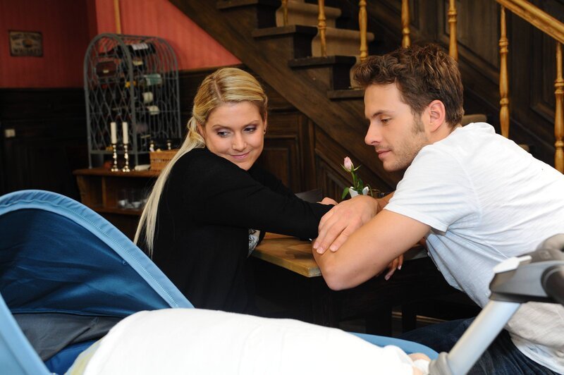 Sind glücklich miteinander: Anna (Jeanette Biedermann, l.) und Enrique (Jacob Weigert, r.) … – Bild: SAT.1 /​ Oliver Ziebe