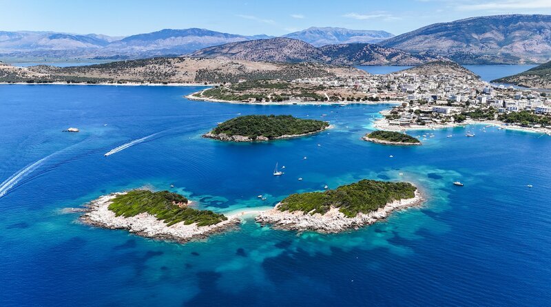 Traumhafte Inselwelt bei Ksamil – Albaniens Riviera am Ionischen Meer. – Bild: WDR/​White Mandala