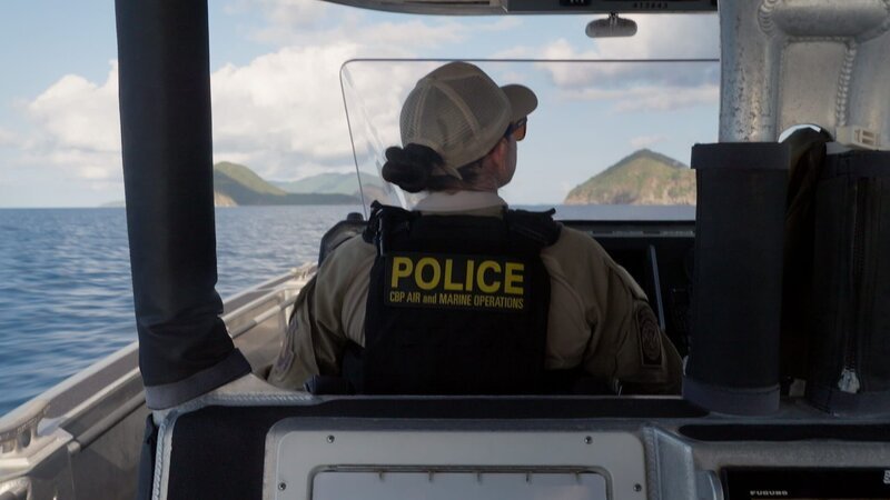 Ein AMO-Agent fährt ein offizielles Schiff, während er nach verdächtigem Verhalten Ausschau hält. – Bild: National Geographic