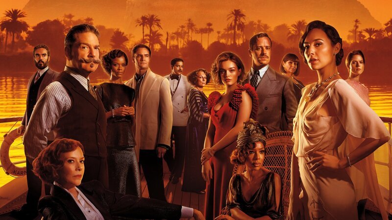 Eine Hochzeitsgesellschaft auf einem Kreuzfahrtschiff auf dem Nil wird durch zwei Morde erschüttert. Das Problem: Jeder der Gäste hat ein Motiv. Von links: Dr. Linus Windlesham (Russell Brand), Euphemia Bouc (Annette Bening), Hercule Poirot (Kenneth Branagh), Rosalie Otterbourne (Letitia Wright), Bouc (Tom Bateman), Andrew Katchadourian (Ali Fazal), Marie Van Schuyler (Jennifer Saunders), Jacqueline de Bellefort (Emma Mackey), Salome Otterbourne (Sophie Okonedo), Simon Doyle (Armie Hammer), Mrs. Bowers (Dawn French), Linnet Ridgeway (Gal Gadot), Louise Bourget (Rose Leslie) – Bild: ZDF und Rob Youngson