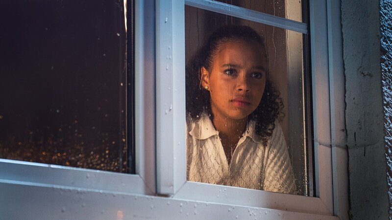 Ruby (Sonia Kantati) kann nicht glauben, was sie sieht. – Bild: MDR/​Thomas Dietze