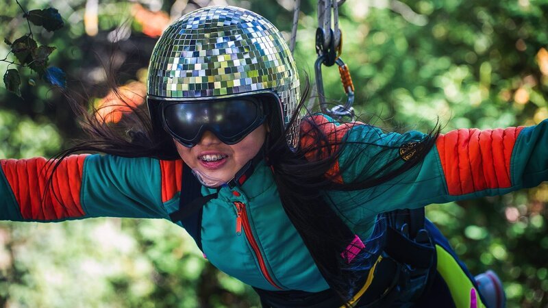 Anh (Ha My Anna Tran) hebt in ihrem Projekt für die Glücksmodul ab. – Bild: MDR/​Carolin Reschke