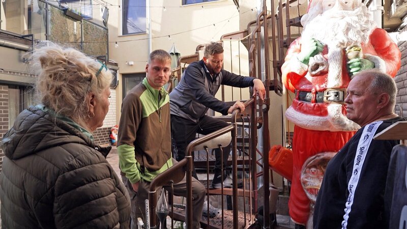 Silvia möchte das Haus bereits mit Weihnachtsdeko versehen und drängt Flo und Peter, ihren drei Meter großen Weihnachtsmann zu reparieren. – Bild: RTLZWEI