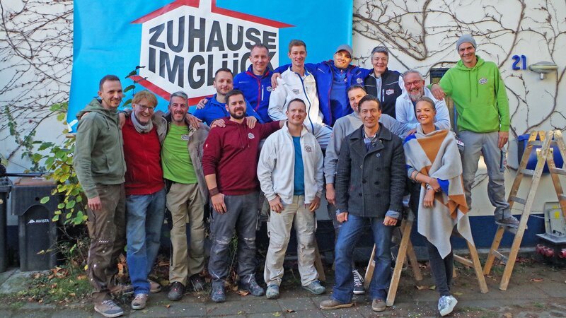 Das „Zuhause im Glück“-Team ist nach NRW gereist, um der kleinen Familie zu helfen. – Bild: RTL II