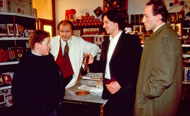 Kommissar Richie Moser (Tobias Moretti, 2.v.re.) und Ernst Stockinger (Karl Markovics, re.) befragen den Besitzer des Zuckerlgeschäftes, Kurt Oswald (August Schmölzer, 2.v.li.) und dessen Sohn Martin (Josef Daubek, li.) zum Mord im Schwimmbad. – Bild: ORF III