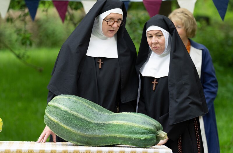 v.l. Sister Boniface (LORNA WATSON) und Sister Reg (VIRGINIA FIOL) – Bild: WDR/​BBC Studios