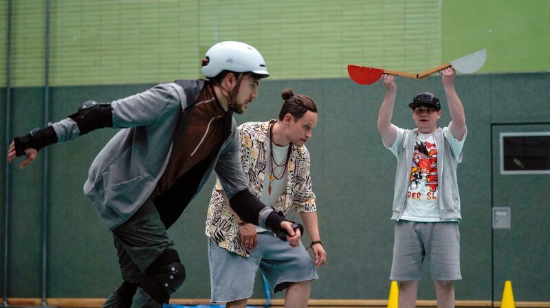 Von wegen keine Konkurrenz: Stimpel (Phil Laude) hat Berger (Vinzenz Kiefer) zu einem Rennen herausgefordert, Inliner gegen Skater. – Bild: SWR/​DCM Pictures/​Clara Marnette