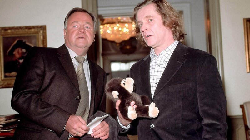 Kehler (Wolfgang Bathke, li.) trifft bei seinen Ermittlungen auf Lange (Helmut Rühl), einen ehemaligen Kollegen, der für Roloff arbeitet. Lange bietet sich an, bei den Ermittlungen zu helfen, doch Kehler lehnt ab. – Bild: MG RTL D