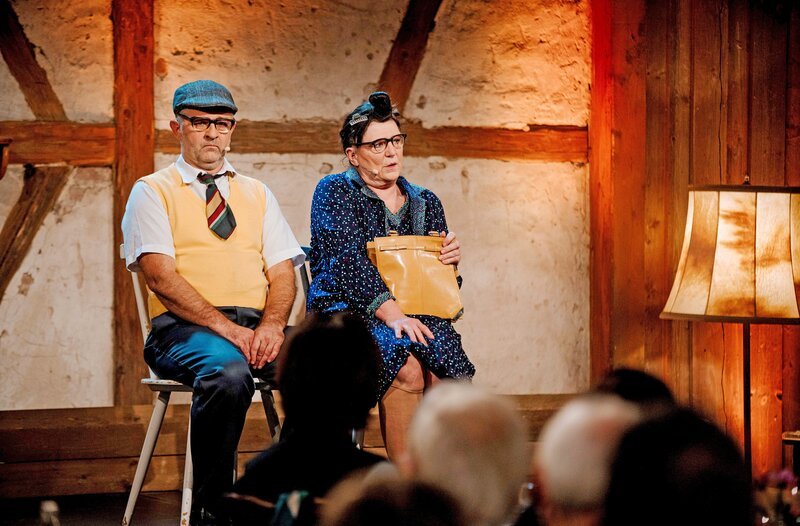 v.l.n.r.: Alois und Elsbeth Gscheidle (Marcus Neuweiler und Birgit Pfeiffer /​ Die Gscheidles) sind mit ihren Sitzplätzen sehr unzufrieden. – Bild: SWR/​Ronny Zimmermann