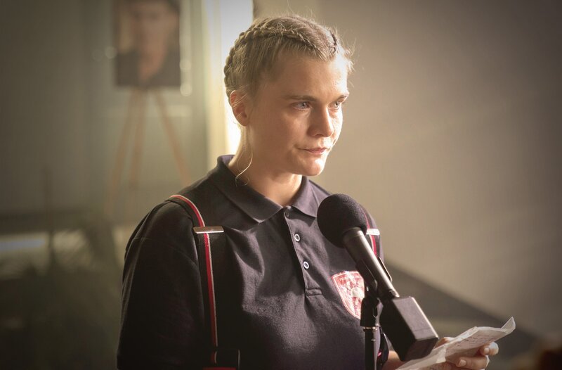 Feuerwehrfrau Billy Johannes (Anna Schimrigk) hält die Trauerrede für ihren verstorbenen Kollegen Pio. – Bild: ARD/​SWR/​Oliver Feist