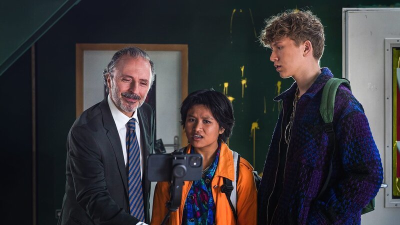 Dr. Berger (Robert Schupp, links) verfolgt eigene Pläne mit dem Neon. – Bild: MDR/​Thomas Dietze