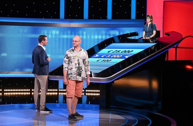 Im Bild: Moderator Alexander Bommes (l.) mit dem Kandidaten Steffen Oertel (M.) und der Jägerin Annegret Schenkel (r.). – Bild: ARD/​Uwe Ernst