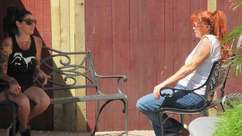 Tia and Tania discussing parolees after the storm. – Bild: Discovery Communications