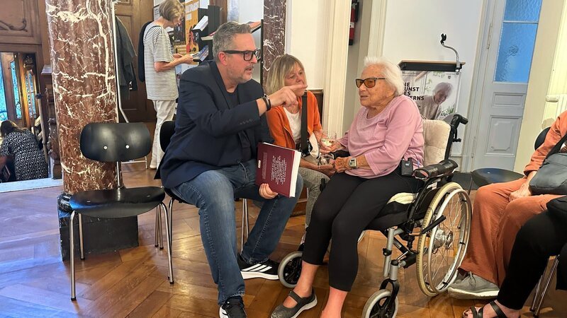 Der Fotograf Karsten Thormaehlen (l.) hat Friedel (r.) für seine Ausstellung über 100-Jährige fotografiert. – Bild: ZDF und Yves Schurzmann