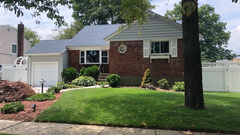 Front Exterior of Oceanside Getaway shown to clients Kate and Matt in Long Beach, NY, as seen on HGTV’s Island Life. – Bild: Discovery, Inc.