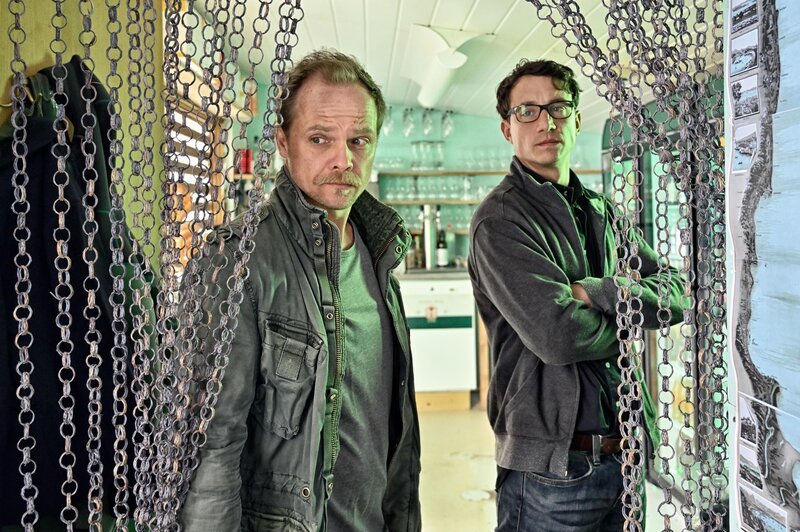L-R: Micha Oberländer (Matthias Koeberlin), Maximilian Bauer (Laurence Rupp). – Bild: Rowboat Film und Fernsehproduktion